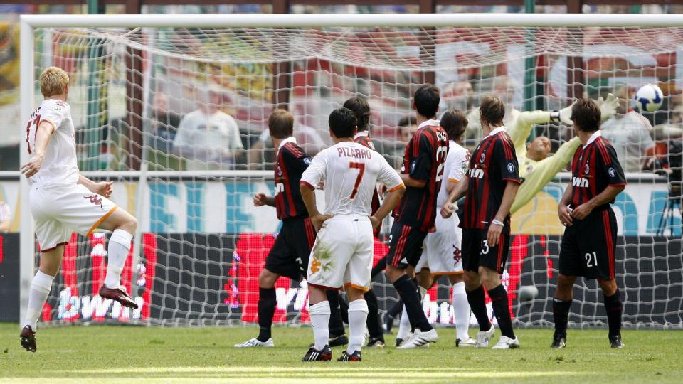 STJERNETREFF: John Arne Riise fikk kjempetreff p� dette frisparket ni minutter f�r pause, og stjal dermed litt av showet i Paolo Maldinis avskjed med San Siro-publikummet.Foto: SCANPIX/REUTERS/Alessandro Garofalo