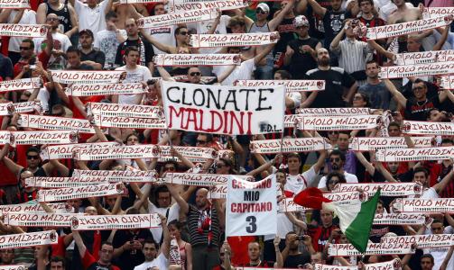 HYLLET MALDINI: I 24 �r har publikum kunnet glede seg over � se Paolo Maldini p� San Siro. I dag spilte 40-�ringen sin siste kamp foran egne supportere og ble selvf�lgelig hyllet p� heltevis.Foto: SCANPIX/REUTERS/Alessandro Garofalo