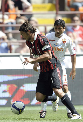 SNART SLUTT: Paolo Maldini g�r inn i fotballhistorien som en av tidenes aller st�rste profiler.Foto: SCANPIX/AFP PHOTO/FILIPPO MONTEFORTE