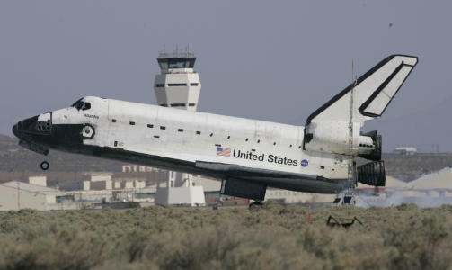 DYR LANDING:  Det vil koste Nasa rundt to millioner dollar � frakte romferja fra California til Florida. Foto: Scanpix/AP Photo/Reed Saxon
