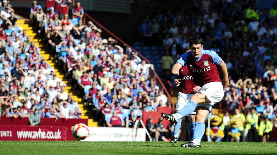 N�DEST�TET: Gareth Barry fyrer l�s, og Damien Duff styrer ballen i eget nett. Det som ganske sikkert blir bokf�rt som selvm�l, betydde tap og nedrykk for Newcastle etter 16 �r i Premier League.  Foto: SCANPIX/REUTERS/Dylan Martinez