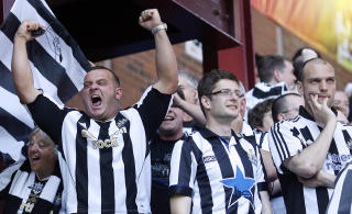 FOR TIDLIG: Newcastle-fansen jublet for Manchester United-scoring mot Hull, men det var altfor tidlig. Foto:SCANPIX/AP/Simon Dawson