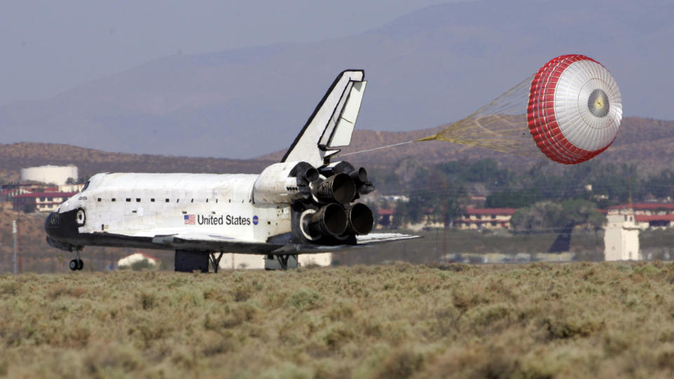 LANDET: I ettermiddag fikk Atlantis omsider lande p� Edwards Air Force Base utenfor Los Angeles i California. D�rlig v�r i Florida forpurret alle muligheter til � lande p� Kennedy Space Center. Foto: Scanpix/AP Photo/Reed Saxon