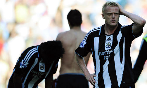 T�FF KVELD: Damien Duff depper sammen med Obafemi Martins. Foto: SCANPIX/REUTERS/Dylan Martinez