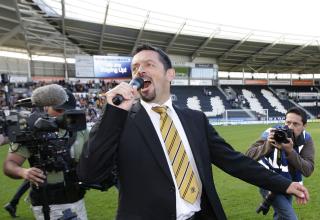 SANGFUGL: Hull-manager Phil Brown jublet for fornyet Premier League-kontrakt, og dro i gang ei l�t. Foto: SCANPIX/REUTERS/Darren Staples