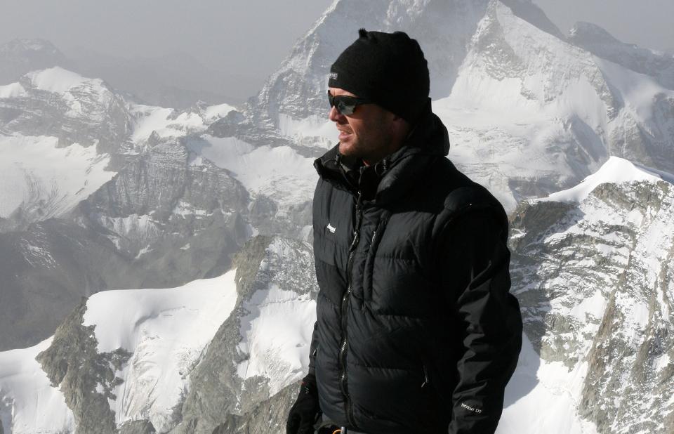 P� VEI TIL SYKEHUS: Fjellklatreren Jarle Tr� er n� p� vei over i en ambulanse og p� vei til sykehus i Katmandu.
Foto: Privat / SCANPIX