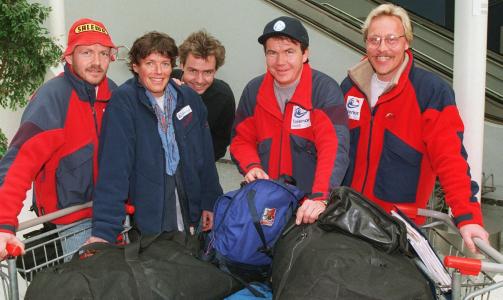 ERFAREN KLATRER: Jon Gangdal (nr. 2 fra h�yre) han ledet og deltatt p� ti klatreekspedisjoner i Himalaya, hvorav fire til verdens h�yeste fjell, Mount Everest. Bildet er tatt p� Fornebu 29. mars 1996,  da den norske ekspedisjonen var p� vei til Mount Everest. Arkivfoto: SCANPIX