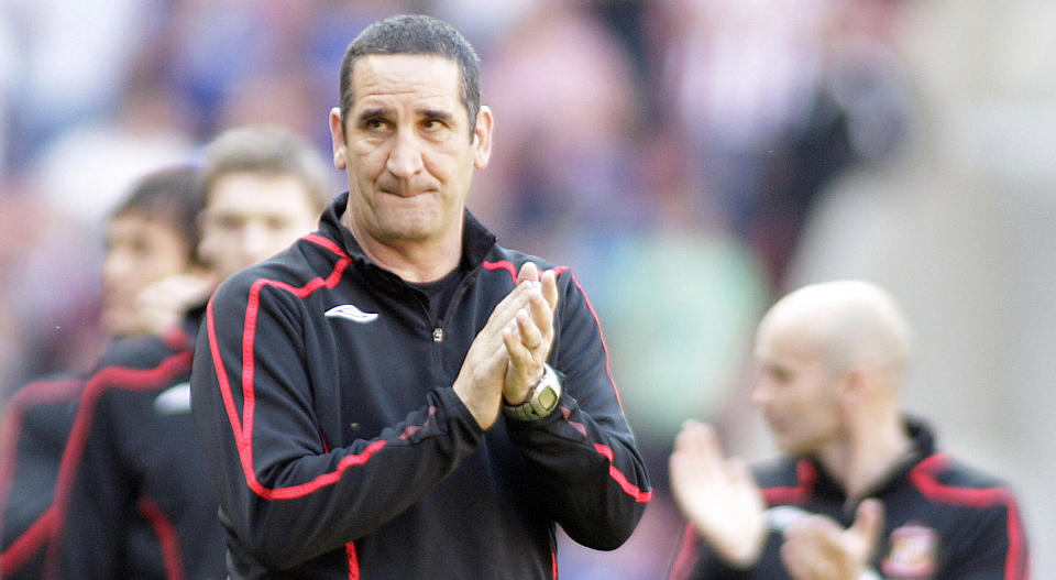 TAKKET FANSEN: Ricky Sbragia var r�rt etter at Sunderland beholdt plassen i Premier League i dag. Midt i jubelen trakk han seg som manager for klubben.Foto: AFP/GRAHAM STUART