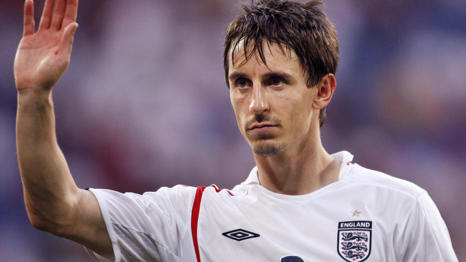 TILBAKE: Uvisst av hvilken grunn har Gary Neville blitt hentet tilbake p� det engelske landslaget. Her vinker han til publikum etter at England ble sl�tt ut av VM i 2006 p� straffer i kvartfinalen mot Portugal. Foto: Aris Messinis, AFP/Scanpix