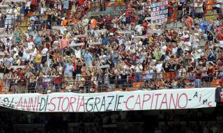 24 �R MED HISTORIE: - Takk, kaptein, skriver disse Milan-supporterne. Foto: EPA/DANIEL DAL ZENNARO