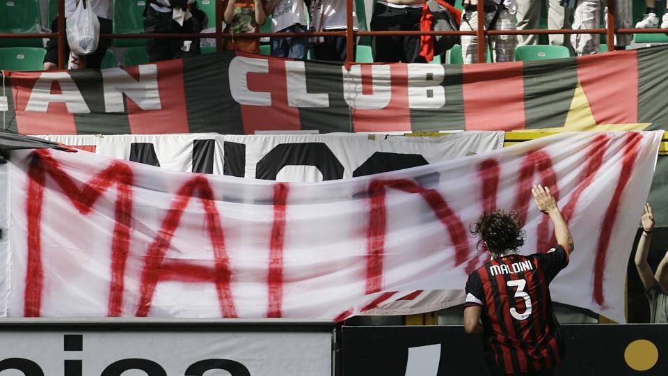 SISTE KAMP: Paolo Maldini takker fansen som hyllet ham i g�r, etter 24 �r og 901 kamper for AC Milan. Foto: AP/Alberto Pellaschiar