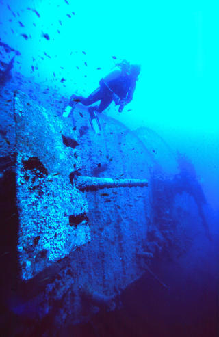 28 METERS DYP: Hvert �r f�r skipet bes�k av over 60 000 dykkere.