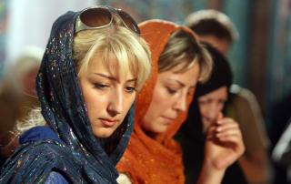 FIKSER P� NESA: Det er vanlig � se skj�nnhetsopererte med plaster p� nesa i Teherans gater. Idealet er � se arisk ut. Disse iranske kvinnene deltok ogs� i parlamentsvalget i mars 2008. Foto. AFP PHOTO/ATTA KENARE