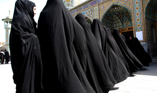 TILDEKKET FRA TOPP TIL T�: Disse iranske kvinnene er mer p�kledt. De ventet p� � f� stemme i Massoumeh under parlamentsvalget i mars i fjor. Foto: AFP/ATTA KENARE