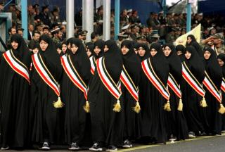 KVINNELIGE SOLDATER: Det finnes b�de kvinnelig politi og soldater i Iran. De religi�se politiet passer p� at de er tekkelig kledd. Foto: EPA PHOTO/AFP/ATTA KENARE