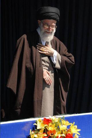 STYRER ALT: Ayatollah Ali Khamenei tok over som Irans �ndelige leder i 1989. Det er ingen grunn til � tro at det ikke er han som bestemmer ogs� i det forest�ende presidentvalget i landet. Forel�pig har han gitt sin st�tte til Ahmadinejad, men ayatollahen kan ombestemme seg p� kort varsel. Foto: AFP PHOTO/HO