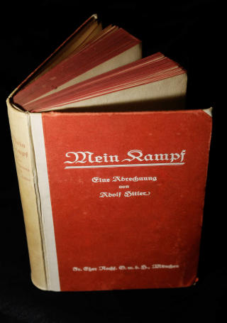 TIL SALGS I IRAN:  Adolf Hitlers Mein Kampf er lett � f� tak i p� farsi. Det er ikke n�dvendigvis j�dehatet som gj�r den s�pass popul�r, men likemye iranernes opphengthet i at de er ariere. Foto: AFP/CARL DE SOUZA