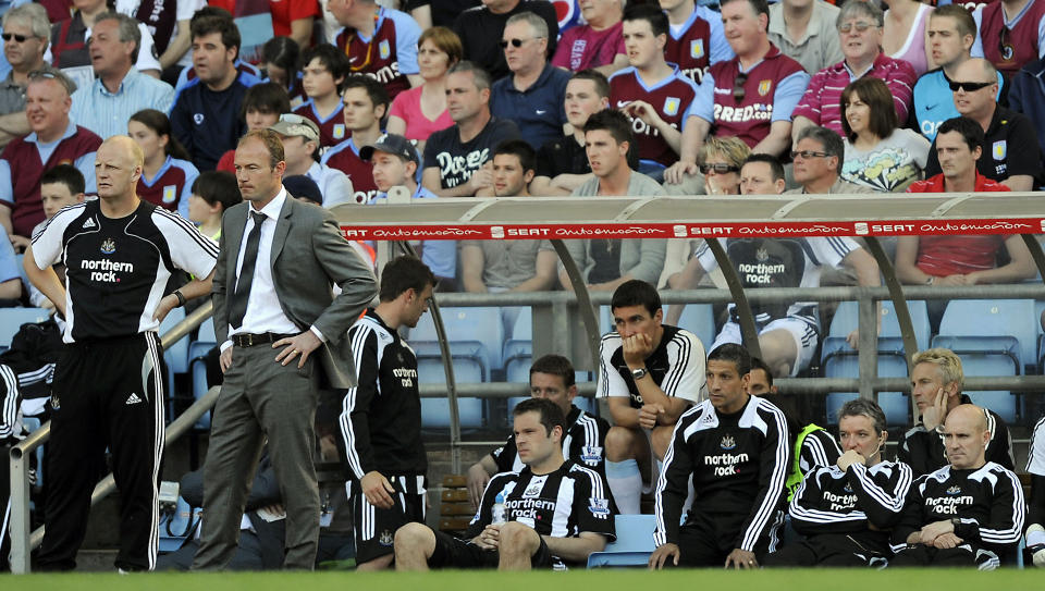KREVER STORE UTSKIFTNINGER: Newcastles midlertidige manager Alan Shearer vil ikke snakke om sin egen framtid i klubben, men er klar p� at han mener det trengs store endringer i spillerstallen. Foto: Adrian Dennis, AFP/Scanpix