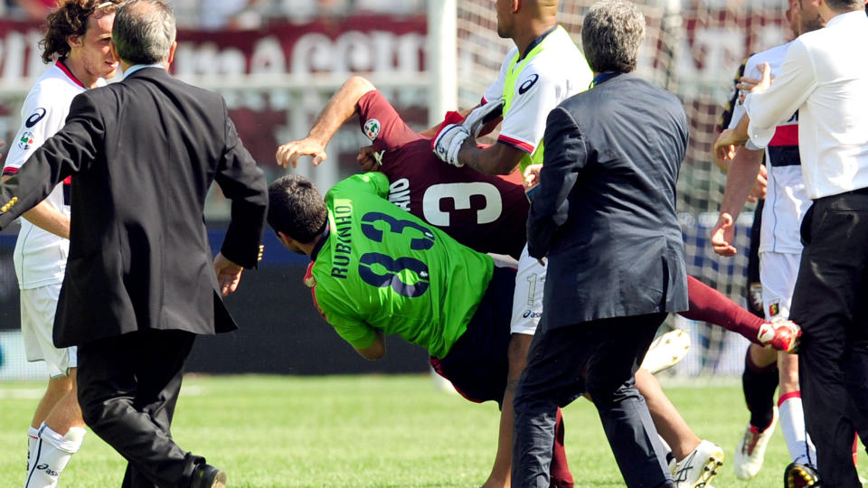 BASKETAK: Her tar Rubinho (tr�ye 83) et godt tak i Torino-forsvarer Marco Pisano. Foto: AP/Massimo Pinca