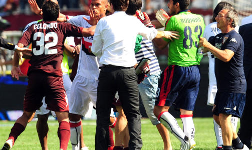 NEDRYKK: Torino-spillerne mener de ble h�net av Genos Thiago Motta under kampen. Foto: AP/Massimo Pinca