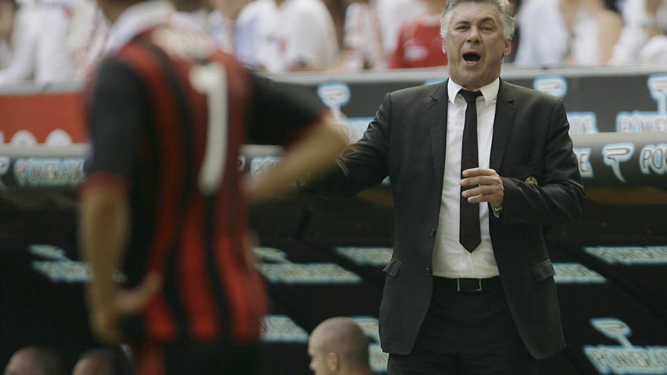 UKLARE SVAR: Carlo Ancelotti stenger ikke d�ra og sier han er �pen for alt. Foto: AP