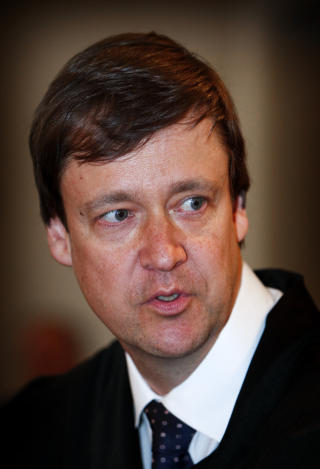 ANMELDER - Jeg setter min lit til at Spesialenheten for politisaker finner ut hvem i norsk politi som har sendt feilaktige rapporter til Brasil, sier advokat John Christian Elden. 
Foto: Gorm Kallestad / SCANPIX