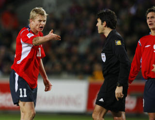 D�MTE NORGE MOT TSJEKKIA: Her protesterer Steffen Iversen mot Massimo Busacca i f�rste playoffkamp i VM-kvaliken i 2005. Foto: Erlend Aas / SCANPIX