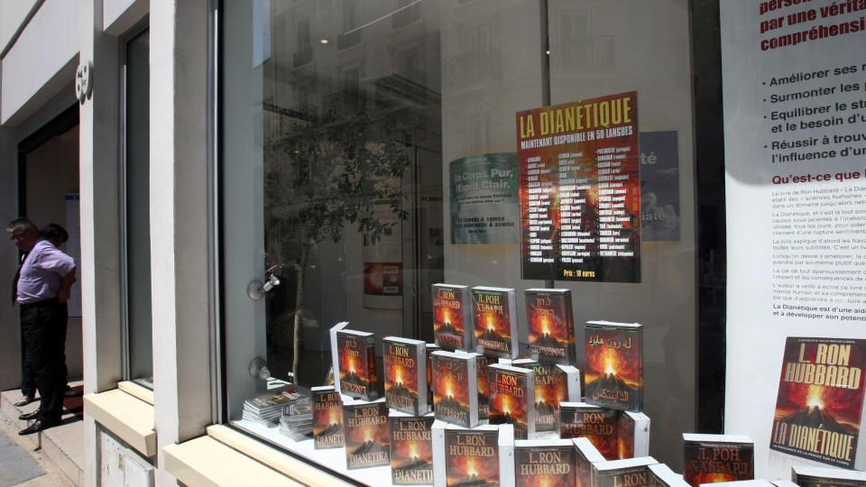 FOR RETTEN: Scientologikirken i Frankrike er n� anklaget for svindel,trakassering, manipulasjon og ulovlig apotekervirksomhet. Utfallet av rettssaken kan f�re til oppl�sning av sekten i Frankrike. Her fra scientologikirkens kjendissenter i Legendre i Paris.  Foto:  AFP PHOTO JOEL SAGET