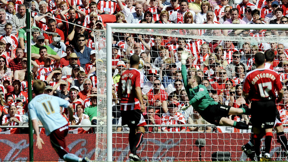 AVGJ�RELSEN: Wade Elliot limer ballen i nettet etter 13 minutter. Det holdt for Elliot og Burnley.Foto: AFP / Adrian DENNIS