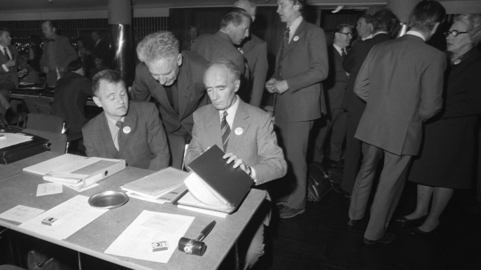 FORGJENGER OG ETTERKOMMER: Arbeiderpartiet holder landsm�te i 1973 Her fra v; Ronald Bye, Haakon Lie og Trygve Bratteli.
Foto;Aage Storl�kken / Aktuell / SCANPIX
