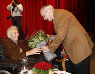 BLE 103 �R GAMMEL: Martin Kolberg gratulerte Haakon Lie p� 103-�rsdagen i fjor. Foto: LISE �SERUD / SCANPIX
