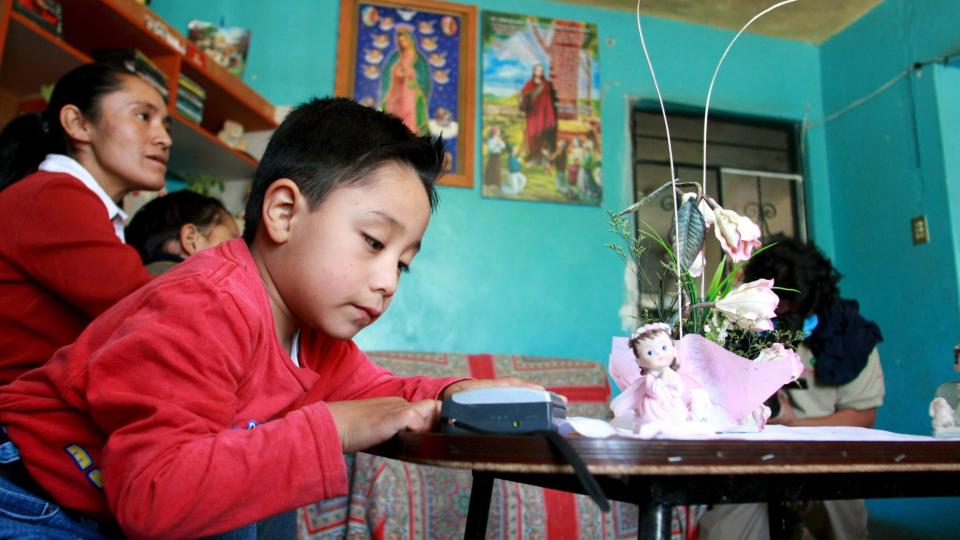 OVERLEVDE: Edgar Hernandez Hernandez fra La Gloria kalles 'child zero' og er angivelig det f�rste menneske som ble smittet av svineinfluensaen. Her sammen med familien i Veracruz.  Foto: EPA/SAUL RAMIREZ/SCANPIX