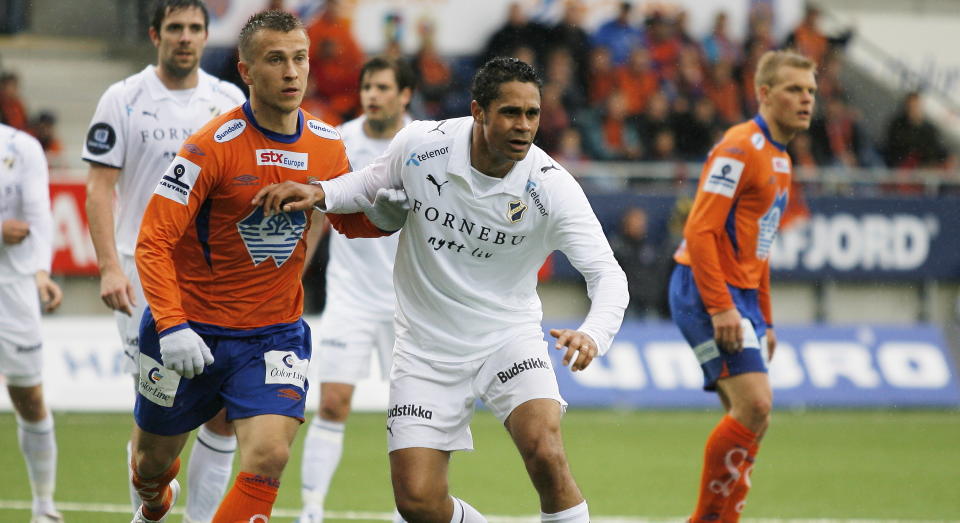 VIL SEG IKKE: Stab�k og Daniel Nannskog skapte i beste fall �n enkelt sjanse mot Aalesund i kveld. Slikt blir det ikke mange poeng av for den regjerende seriemesteren.
Foto: Svein Ove Ekornesv�g / SCANPIX