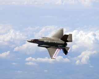 UTPEKT P� FORH�ND?: Lockheed Martins Joint Strike Fighter er utpekt til � bli det nye norske kampflyet. Men gikk prosessen riktig for seg? Foto: AFP/SCANPIX