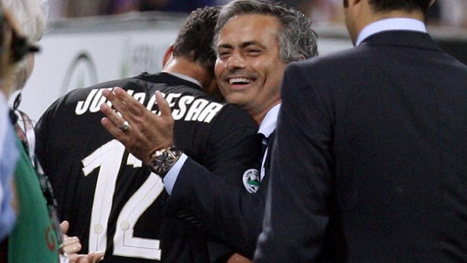 TRE NYE �R: Det har som vanlig v�rt spekulert friskt om framtida til Inter Milan-trener Jose Mourinho denne v�ren. Men n� demper portugiseren spekulasjonene med en tre �rs forlengelse av kontrakten med de italienske mesterne. Foto: Giampiero Sposito, Reuters/Scanpix