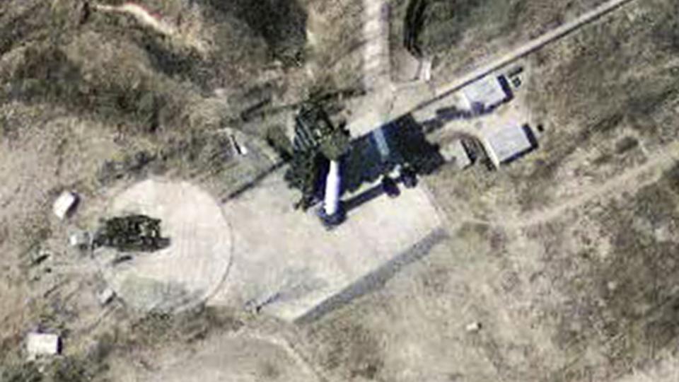�KER BEREDSKAPEN ETTER PR�VESKYTINGA: Her er et satelitt-bilde av en nord-koreansk utskytingsbase. Russland �ker n� beredskapen i tilfelle det skulle oppst� en v�pnet konflikt. Foto: REUTERS/SCANPIX