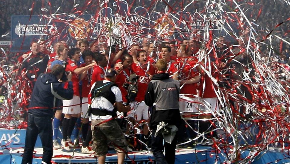 HER JUBLER GERRARDS VENNER: Manchester United-spillerne feirer seriegullet. Mellom konfettien st�r flere av Steven Gerrards venner. Derfor h�per han p� United-seier i morgen.Foto: Jon Super, AP/Scanpix