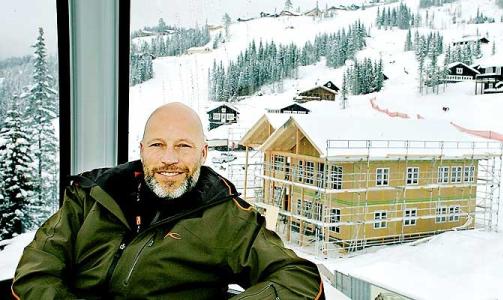 TAPTE MILLIONER: Lasse Kjus har brukt mange �r og mange millioner p� � f� ferdig dr�mmehytta, som skulle bygges av laftet t�mmer fra Estland. Det er imidlertid lite trolig at han f�r tilbake pengene han har brukt p� � rette opp feil ved laftekassen og snekkerarbeidene, s� vel som andre utgifter. NB: Huset i bakgrunnen er ikke Kjus' hytte.
Foto: METTE M�LLER