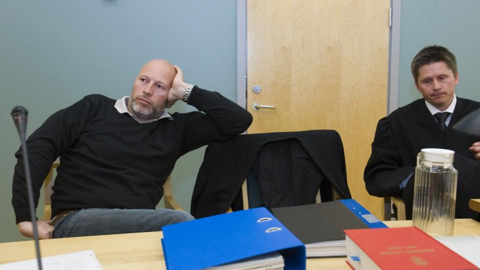 F�R IKKE ERSTATNING: Alpinstjernen Lasse Kjus tapte saken mot utbygger Bjarne Bjarstad tidligere denne m�neden. Her er Kjus og advokat S�lve Herdal avbildet i S�r-Gudbrandsdal tingrett p� Lillehammer, der Kjus i fjor ble tildelt en snau million i erstatning for en hytte han fikk oppf�rt i Hafjell i 2004.
Foto: Lars Erik Skrefsrud / SCANPIX