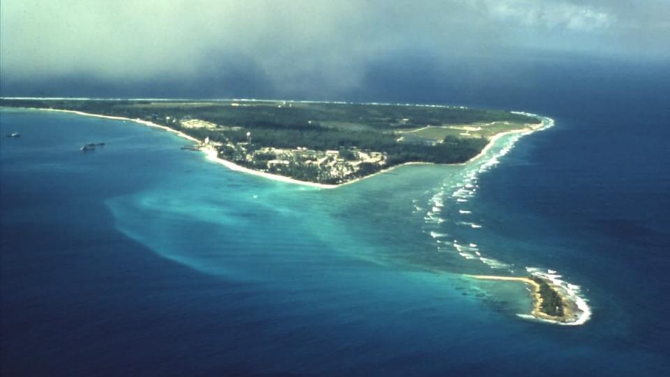 TROPISK PARADIS: Den v-formede �ya Diego Garcia i Det indiske hav har har en av verdens fineste naturlige havner i en beskyttet lagune, og nok land til en flystripe. Det har v�rt en strategisk viktig amerikansk milit�rbase siden 70-tallet.