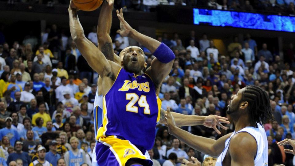 USPORTSLIG? Her blir Los Angeles Lakers-guard Kobe Bryant (t.v) hindret av Dahntay Jones (bak). EPA/LARRY W. SMITH CORBIS