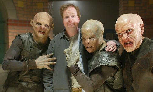 MULIGENS IKKE MED: Mannen som har f�tt �ren for �Buffy�s popularitet, Joss Whedon, er forel�pig ikke aktuell n�r det n� skal lages en ny �Buffy�-film. Her flankert av vampyrer under innspillingen av siste episode av �Buffy the Vampire Slayer-serien. Foto: AP Photo/Damian Dovarganes/SCANPIX