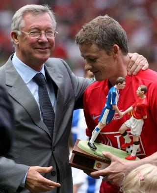 LA OPP I 2007: Solskj�r og Alex Ferguson er n� trenerkollegaer i Manchester United. Her under nordmannens testimonialkamp i august i fjor. Foto: EPA/LINDSEY PARNABY