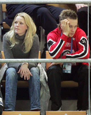 SAMMEN I FIRE �R: Guro Fostervold fra TV2 og kj�resten H�vard Tvedten p� tribunen under EM-landskampen mellom Norge og Kroatia i Bern i Sveits i 2006 hvor Norge tapte.
Foto: H�kon Mosvold Larsen / SCANPIX