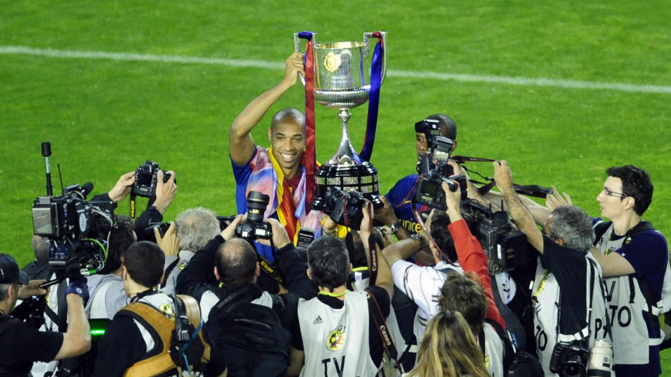 GULLGLISET: Therry Henry gliser etter cupfinaleseieren til Barcelona. N� jakter han p� pokal nummer tre. Foto: AP