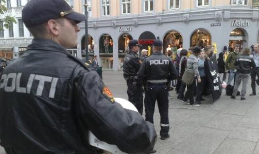 SOS RASISME: Politiet anmodet gruppen av demonstranter til å flytte seg cirka femti meter fra inngangen til TV2. Foto: HARALD S. KLUNGTVEIT SOS RASISME: Politiet anmodet gruppen av demonstranter til å flytte seg cirka femti meter fra inngangen til TV2. Foto: HARALD S. KLUNGTVEIT