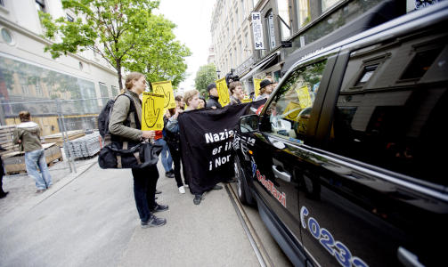 - SKAL FOTFØLGES: SOS Rasisme sier de ikke skal la britiske David Irving få hvile et sekund mens han er i landet.
Foto: Stian Lysberg Solum / SCANPIX - SKAL FOTFØLGES: SOS Rasisme sier de ikke skal la britiske David Irving få hvile et sekund mens han er i landet.
Foto: Stian Lysberg Solum / SCANPIX