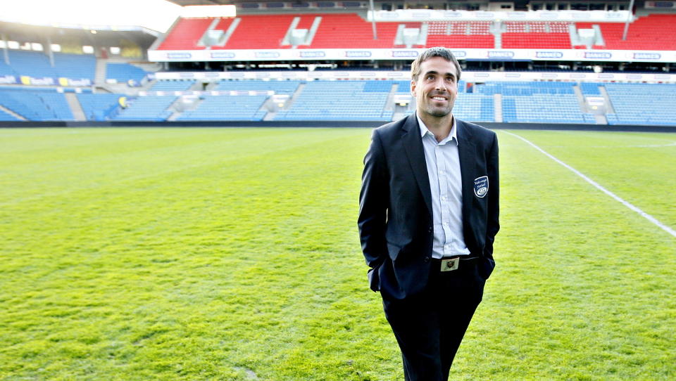 �NSKER RABATT P� LEIEN: V�lerenga-trener Martin Andresen viste fram det d�rlige Ullevaal-underlaget s�ndag. Foto: ARNT E. FOLVIK