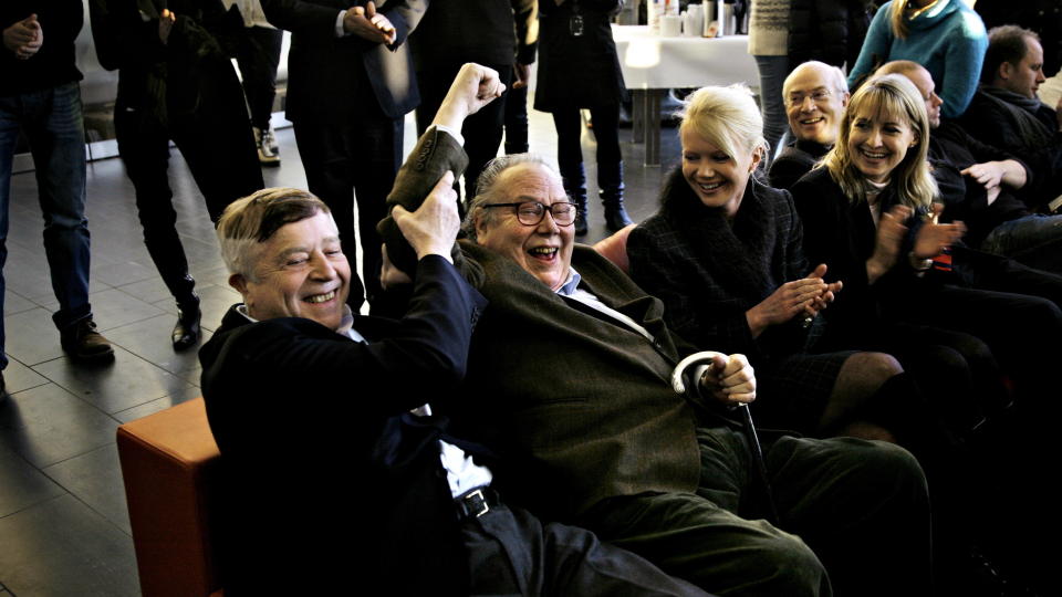 TAUS: Jens P. Heyerdahl d.y. sammen med tidligere Dagbladet-redakt�r Arve Solstad under feiringen av Dagbladets 140-�rs jubileum i januar i �r. Foto: Lars Eivind Bones/Dagbladet