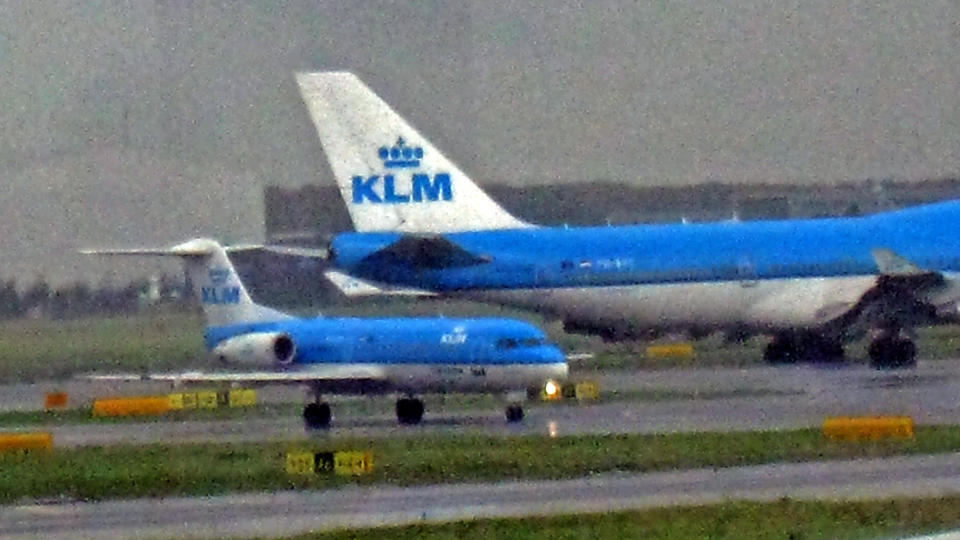 DU STORE: Her har en Fokker 70-maskin fra Trondheim akkurat landet p� flyplassen i Amsterdam, mens en Boeing 747 fra KLM gj�r seg klar til � ta
av mot fjerne str�k. N�r Air France KLM og Delta n� ha sl�tt pjaltene
sammen, blir tilbudet enda bedre for nordmenn.
Foto: Eivind Pedersen